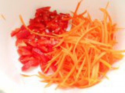 2 Натереть морковь, нарезать перец. Морковь почистить, помыть и натереть на терке для корейской моркови. Перец болгарский сладкий очистить от семян и нарезать длинной соломкой.