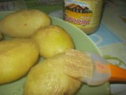 2 Картофель смазать горчицей и посолить Сваренный в мундире картофель очистить от кожуры. Каждую картофелину смазать горчицей и посолить сверху по вкусу.