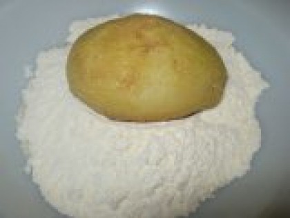 3 Картофель запанировать в муке Затем каждую картофелину в отдельности запанировать в муке.