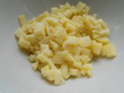 3 Порезать картофель. Отварной картофель остудить, очистить и порезать небольшими кубиками. Выложить в глубокую тарелку.