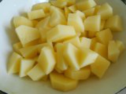 3 Нарезать картофель. Картофель нарезать небольшими кубиками или как вам угодно.