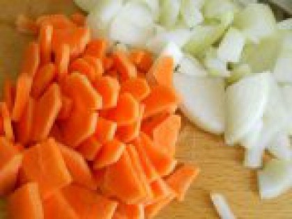 4 Порезать лук и морковь. Лук и морковь порезать крупными кусочками.