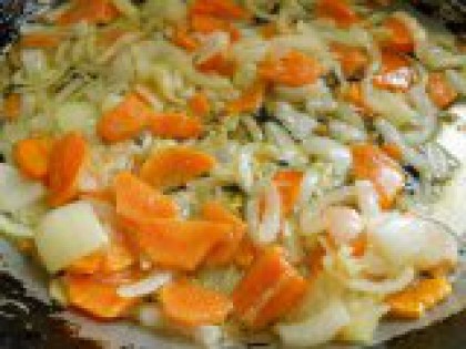 6 Обжарить лук и морковь. В сковороду влить растительное масло, выложить порезанные лук и морковь. Обжаривать до золотистости лука.