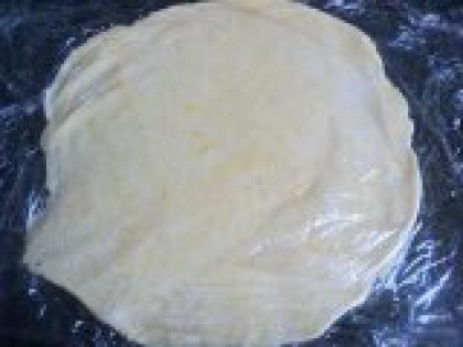 5 Раскатать тесто в пласт Тесто раскатать между двумя листами пищевой пленки в круг диаметром 22 см.