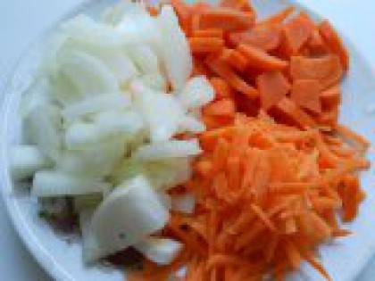 3 Порезать лук и морковь. Лук и морковь очистить. Лук нарезать крупными кусочками, одну морковь натереть на крупной терке, другую - порезать кружочками или полукружочками.