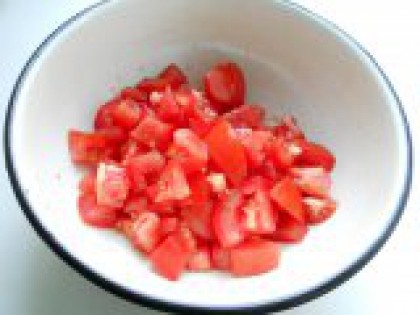 4 Порезать помидоры. Свежие помидоры порезать кубиками. Желательно, чтобы помидоры были очень спелыми и не твердыми. Также нарезать и очищенную морковь.
