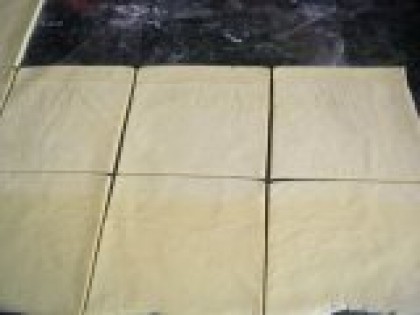 1 Разрезать тесто на квадраты Слоеное тесто разморозить и раскатать в пласт толщиной 3-5 мм, у меня тесто было уже раскатанное. Разрезать тесто на квадраты размером 10х10см.