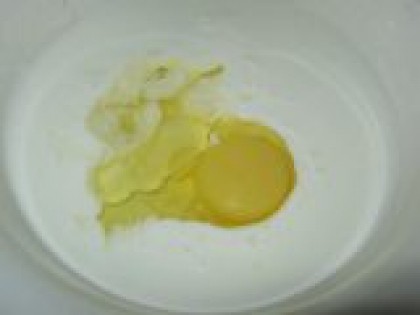 1 Смешать кефир, яйцо, растительное масло В отдельной посуде смешать только жидкие ингредиенты для теста, а именно: кефир (кислое молоко, простоквашу, пахту - любой кисломолочный продукт), яйцо, растительное масло.
