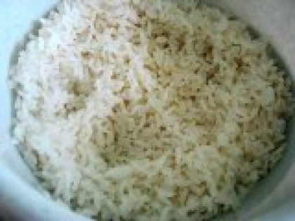 1 Отварить рис и яйца Приступим к приготовлению начинки для блинчиков. Рис промыть, отварить до готовности в подсоленной воде, после чего откинуть на дуршлаг. Одновременно сварить яйца.