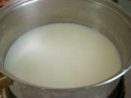 3 Молоко подогреть до теплого состояния Когда начинка готова и остывает, можно приступить к выпеканию самих блинчиков. В первую очередь нужно подогреть до теплого состояния молоко.
