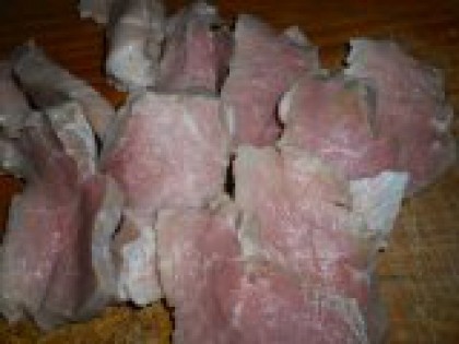 1 Нарезать мясо. Свинину хорошо вымыть, обсушить бумажным полотенцем. Нарезать кусочками приблизительно 5х5 см.