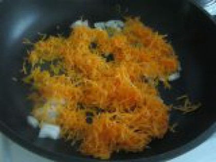 2 На растительном масле обжарить морковь и лук Морковь натереть на мелкой терке, луковицу мелко порезать. Обжарить овощи в небольшом количестве растительного масла.
