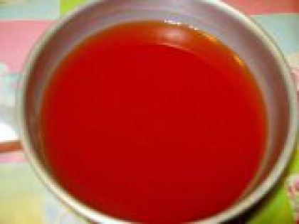 8 Для томатной заливки смешать воду, томатную пасту и соль Подготовим томатную заливку. Она придает невероятно манящий аромат голубцам. Для этого нужно в отдельной посуде смешать 2 стакана воды, томатную пасту или кетчуп и соль.