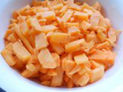 4 Нарезать морковь. Морковь очистить и также порезать кубиками или брусочками (если есть желание, можно натереть на крупной терке).