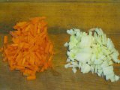 Морковь нарезать ломтиками, лук измельчить Подготовить овощи. Репчатый лук мелко порезать, морковь натереть на крупной терке или нарезать ломтиками.