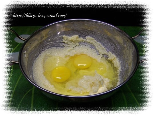 Смешать размягченное масло с сахаром. Добавить яйца и взбить до однородного, кремообразного состояния (масло и яйца должны быть комнатной температуры).