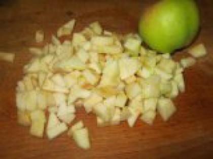 1 Яблоки почистить, порезать кубиком Для начала нужно подготовить яблоки, т.к. тесто замешивается очень быстро. Сорт - любой, по вкусу. Я, как всегда, люблю яблоки с кислинкой, и в пироге она практически не чувствуется. Итак, яблоки почистить, удалить плодоножку и сердцевину, порезать кубиками.