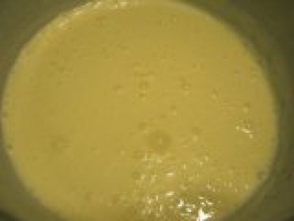 6 Для крема сметану взбить с сахарной пудрой У нас не простая шарлотка, а с нежным кремом. Для его приготовления сметану взбить с сахаром или сахарной пудрой.