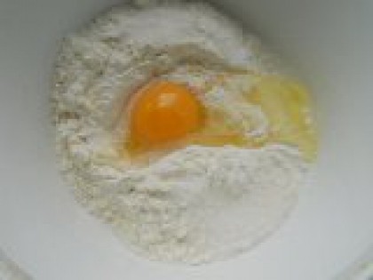 1 Просеять муку, добавить яйцо. Муку просеять в глубокую посуду. Добавить яйцо, соль, всыпать сахар и ванилин.