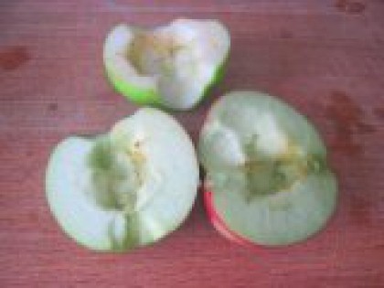 2 У яблок удалить сердцевину Далее некрупные яблоки разрезать  на половинки, покрупнее - на четвертинки. Удалить плодоножку и сердцевину. Кожуру счищать необязательно, она на мягкости пюре не отразится.