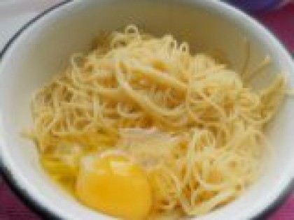 2 Добавить яйцо. Спагетти или капеллини отварить в подсоленной воде, согласно инструкции на упаковке (мин.6-7 - до состояния Al dente). Дать макаронам остыть до теплого состояния, добавить сырое яйцо.