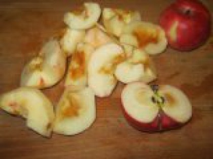 4 У яблок очистить кожуру и сердцевину, порезать на четвертинки или пополам В это время у яблок очистить кожуру, удалить плодоножку и сердцевину. Мелкие яблоки достаточно порезать пополам, а те, что покрупнее - на четвертинки.