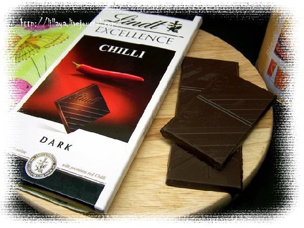 Шоколад поломать на небольшие кусочки и сложить в кастрюльку.