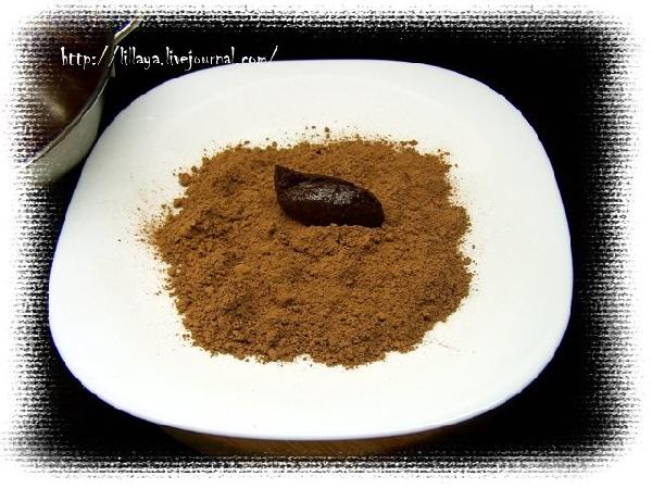 Насыпать на тарелку порошок какао, и когда масса застынет и будет консистенции пластилина, брать понемногу ложкой и присыпав какао формировать шарики или пирамидки.  
