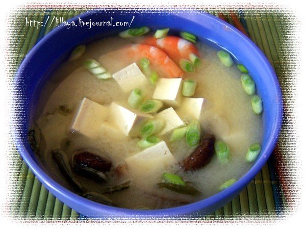 Налить суп в пиалу, добавить креветки, лук и тофу. Всё!