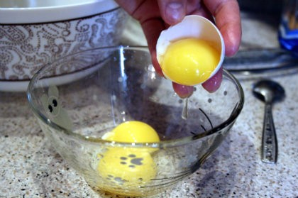 Яйца разделяем на белки и желтки.