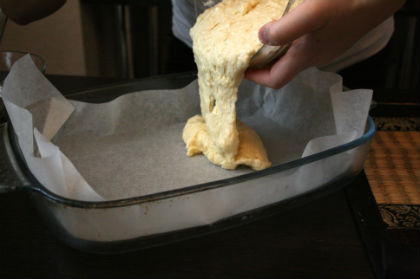 Форму застилаем пергаментной бумагой. Готовое тесто аккуратно перекладываем в форму.

Ставим в духовку разогретую до 220 градусов.На 30 минут. ВНИМАНИЕ пирог должен подняться в 2 раза!