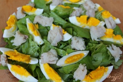 Далее, нарезаем предварительно отваренное рыбное филе и добавляем в салат.