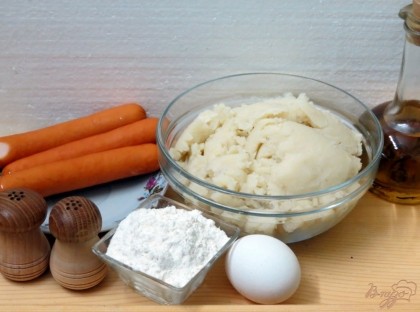 Для приготовления нам понадобится картофель, яйцо, мука, соль, масло растительное, сосиски.