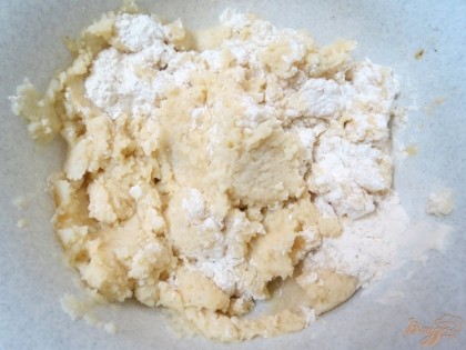 Из картофельного пюре, яйца и муки замесим картофельное тесто, сначала ложкой, а затем в конце домесить руками. Это тесто не любит руки.