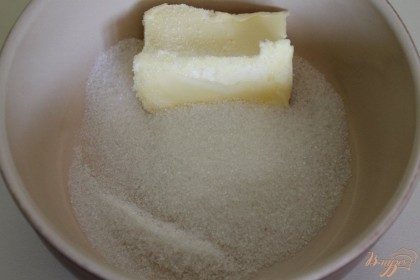 В пиалу кладем сливочное масло, насыпаем сахар, ставим на водяную баню и перемешиваем.