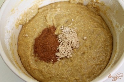 Чтобы печенье получилось пряным, в тесто добавим корицу и сухой молотый имбирь.