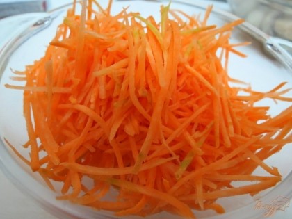 Морковь натираем на корейской тёрке.