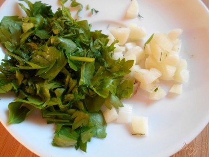 Нарезаем зелень петрушки и мелко нарезаем чеснок.
