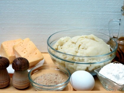 Для приготовления пирожков нам понадобится картофельное пюре, яйцо, мука, соль, растительное масло, панировочные сухари, и сыр.