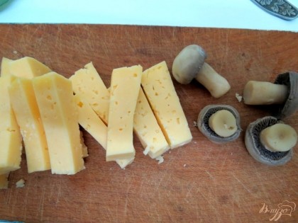 Сыр нарезаем брусочками, а сыр мелкими кусочками.