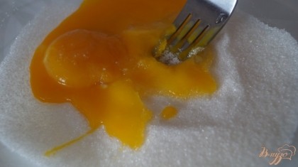 Для крема, необходимо растереть добела 3 желтка с 3 ст сахара.