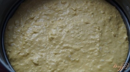 Форму смазать маслом, вылить туда тесто для первого слоя и поставить в разогретую духовку на 15 минут, при температуре 180 градусов.