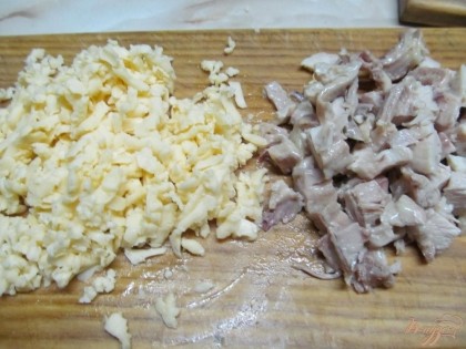 Нарезать мелко куриное мясо, сыр натереть на терке.