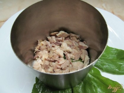 На блюдо выложить листья салата, а сверху поставить кулинарное кольцо. Первый слой - курица. Майонезом или сметаной смазывать любые слои по желанию.