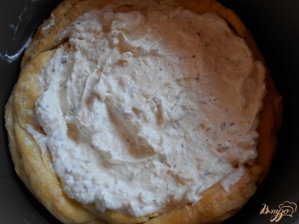 Выпеченную основу для пирога достаем из духовки и выкладываем в нее сырно-творожную начинку.