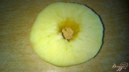 Яблоки помыть, почистить, разрезать кружочками на 4 части, вырезать сердцевину.