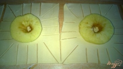 Яблоки кладем в середину теста.