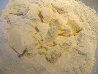 Для приготовления теста смешиваем муку с сахаром, добавляем мягкий маргарин.