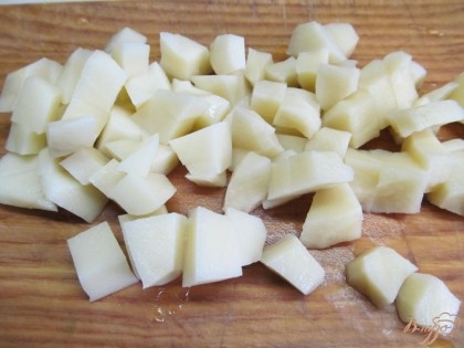 Картофель нарезать кубиком и отправить в бульон.