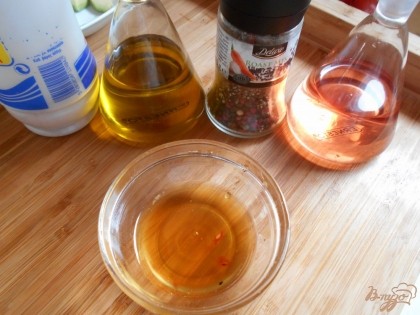 Из оливкового масла, винного уксуса, соли и перца делаем салатную заправку, взбив все ингредиенты венчиком.